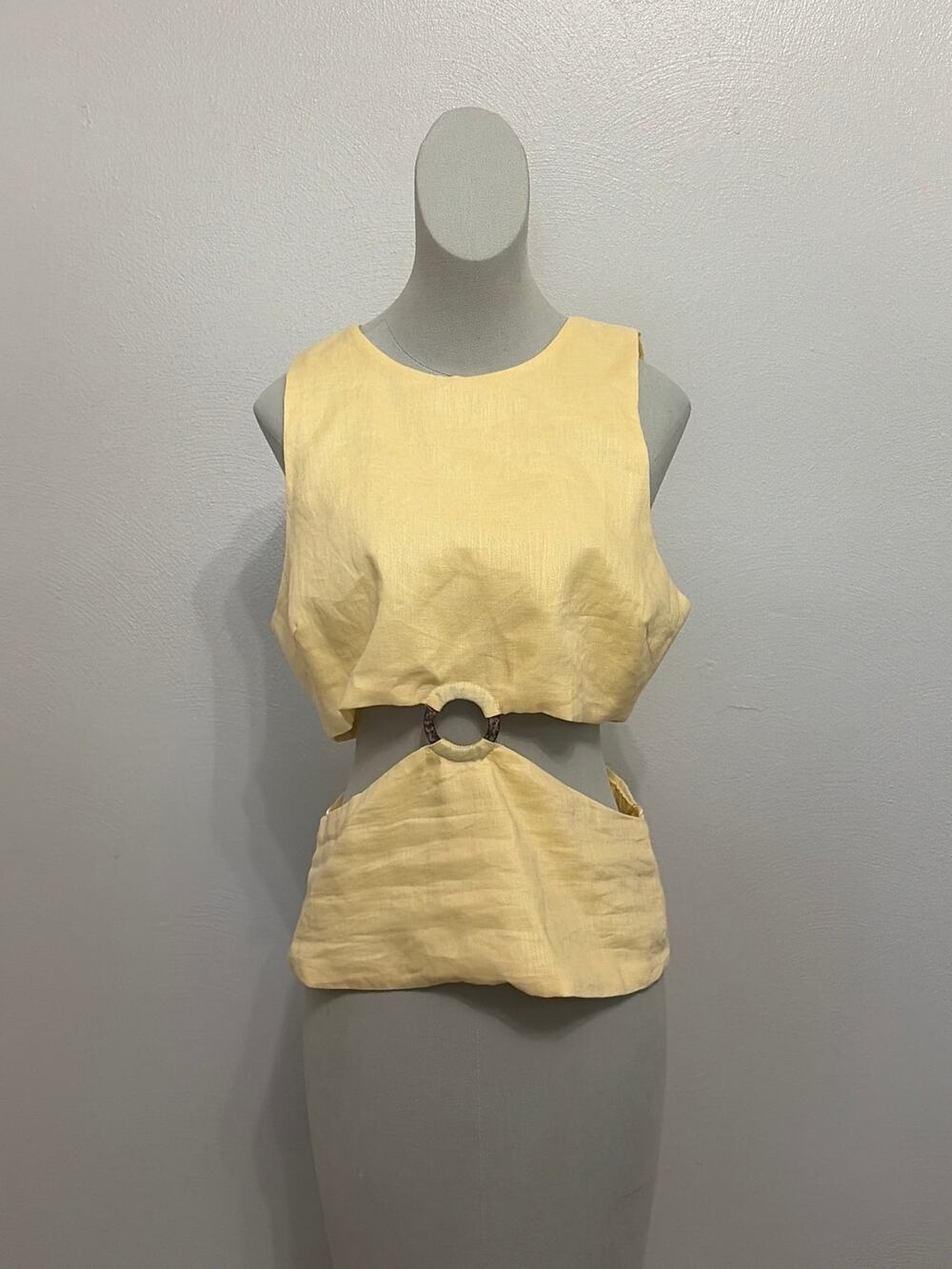 Olivaceous Andi Top in butter yellow with Cutout. Size Large
